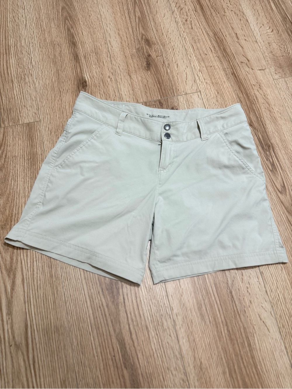 Columbia Omni-Shield Women's Size 8 Beige Hiking Shorts Outdoor Khaki